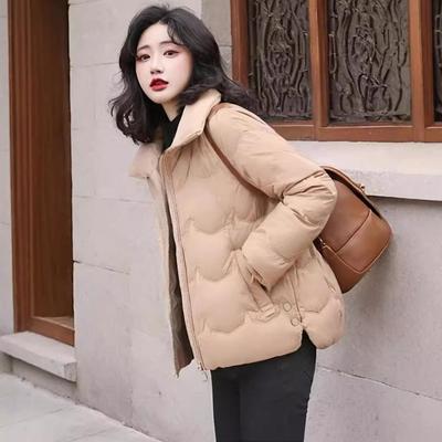 Женская короткая зимняя куртка на белом утином пуху в минималистском стиле и с первоклассным ощущением для женщин