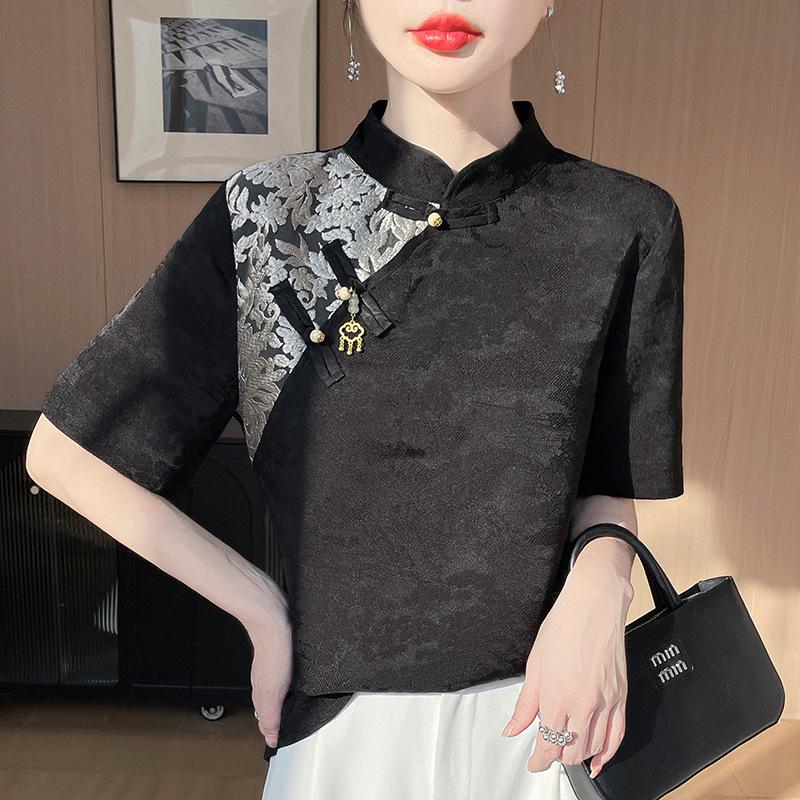 Женская атласная жаккардовая футболка с воротником-стойкой и застежкой-лягушкой, весна/лето 2025