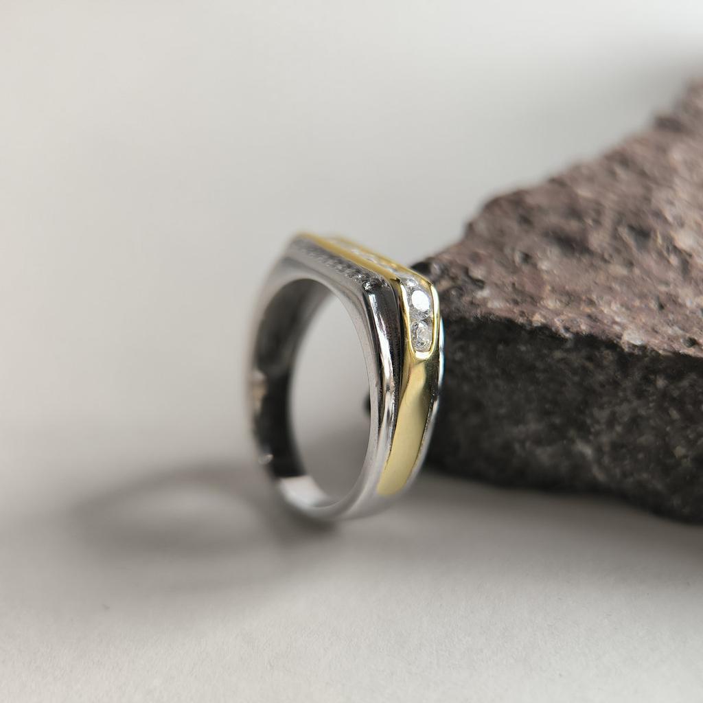Серебряное кольцо с фианитами, вес изделия 4,4 гр (2208907)
