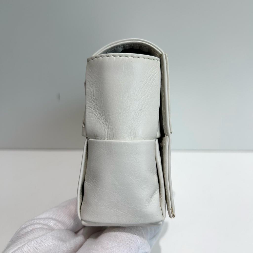 [Pre-Owned] Cassette Pillow Bag The Belt Solid Color Woven Magnetic Buckle Lambskin Waist Crossbody Bag - Excellent #11I1TIN