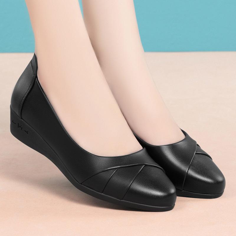 Новые женские туфли из мягкой кожи на низком каблуке, удобные туфли для женщин среднего возраста, женские туфли-лодочки, офисная обувь, повседневные женские туфли-клинья 2025