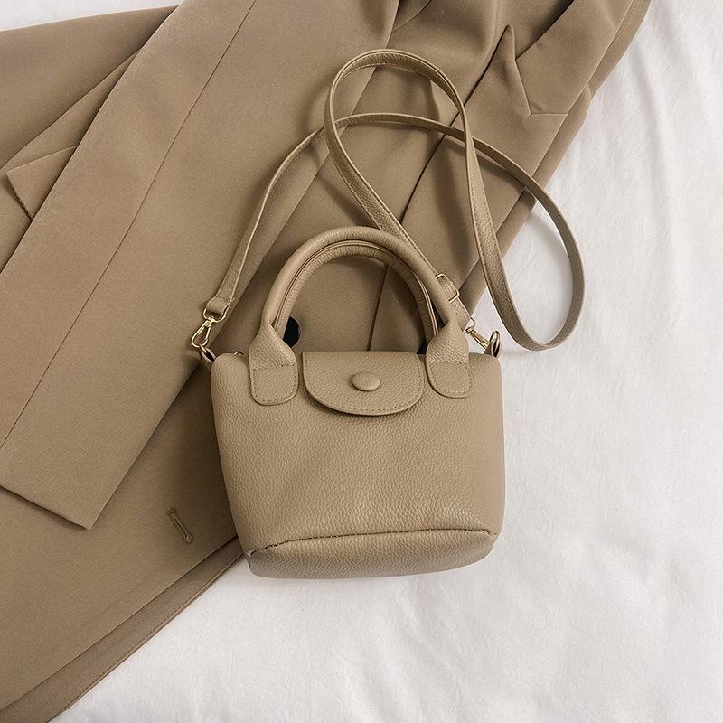 Модная повседневная портативная маленькая сумка женская 2025 лето новая повседневная нишевая простая сумка-мессенджер простая сумка на плечо