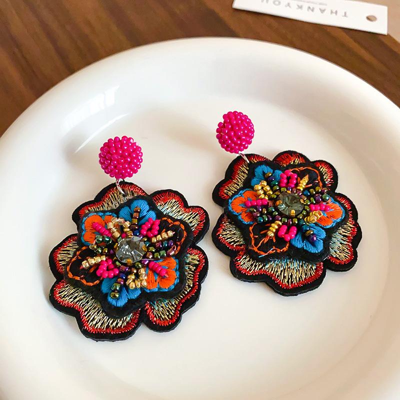 Серьги-гвоздики из ткани в виде цветка «Серебряная игла» со стеклянной бахромой, средние, с антикварным темпераментом, дизайнерские, нишевые