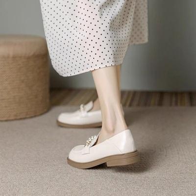 Мягкая кожа жемчуг маленький ароматный ветер лоферы женские 2025 осень новые толстая подошва маленькие кожаные туфли один педаль ленивые мягкая подошва одинарные туфли