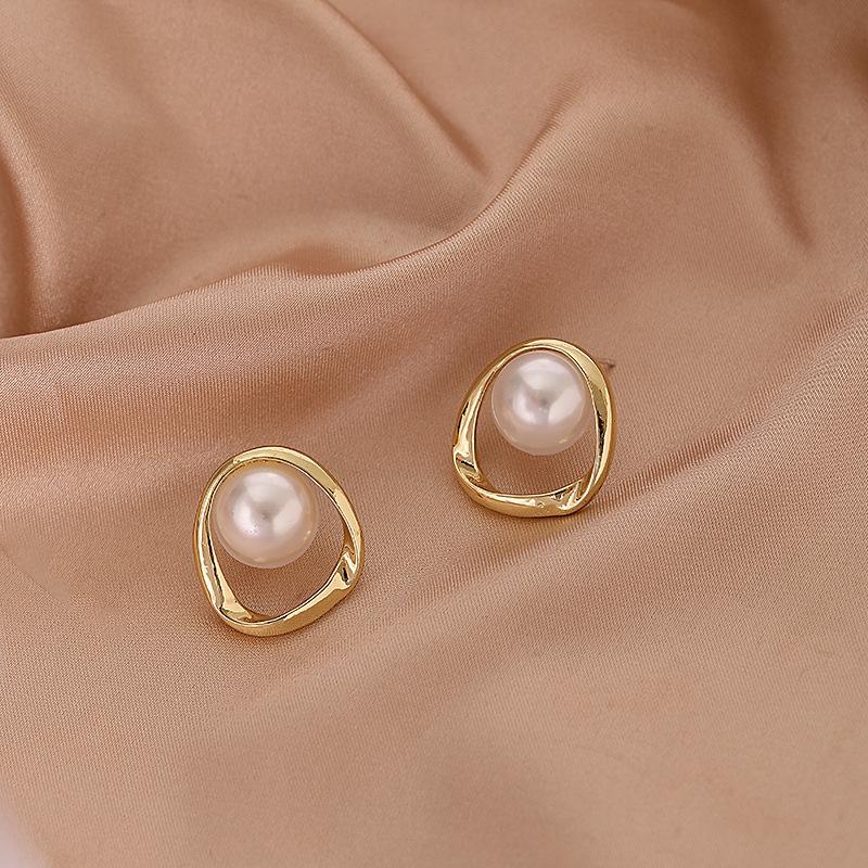 Серьги-гвоздики с жемчугом для женщин, осень-зима, легкая роскошь, ниша 2021 года, новые модные простые и универсальные серебряные серьги-иглы