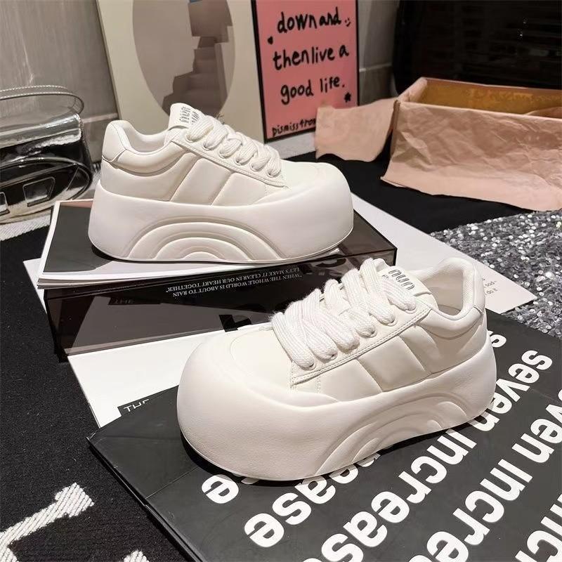 Толстая подошва кекса, увеличивающая рост, спортивная большая голова хлеба маленькие белые туфли детские 2025 весна и осень новые популярные повседневные кроссовки