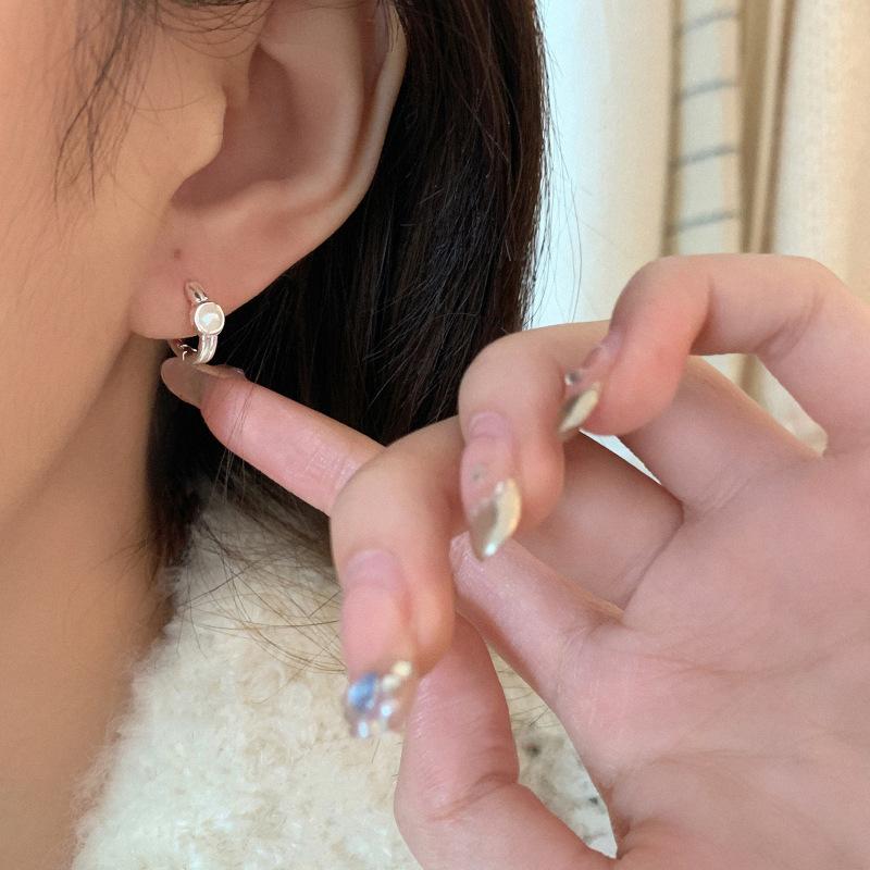 Pearl Earrings Female Light Luxury Personality Versatile Senior Sense Ear Buckle Simple To Raise The Ear Hole Fashion Earrings