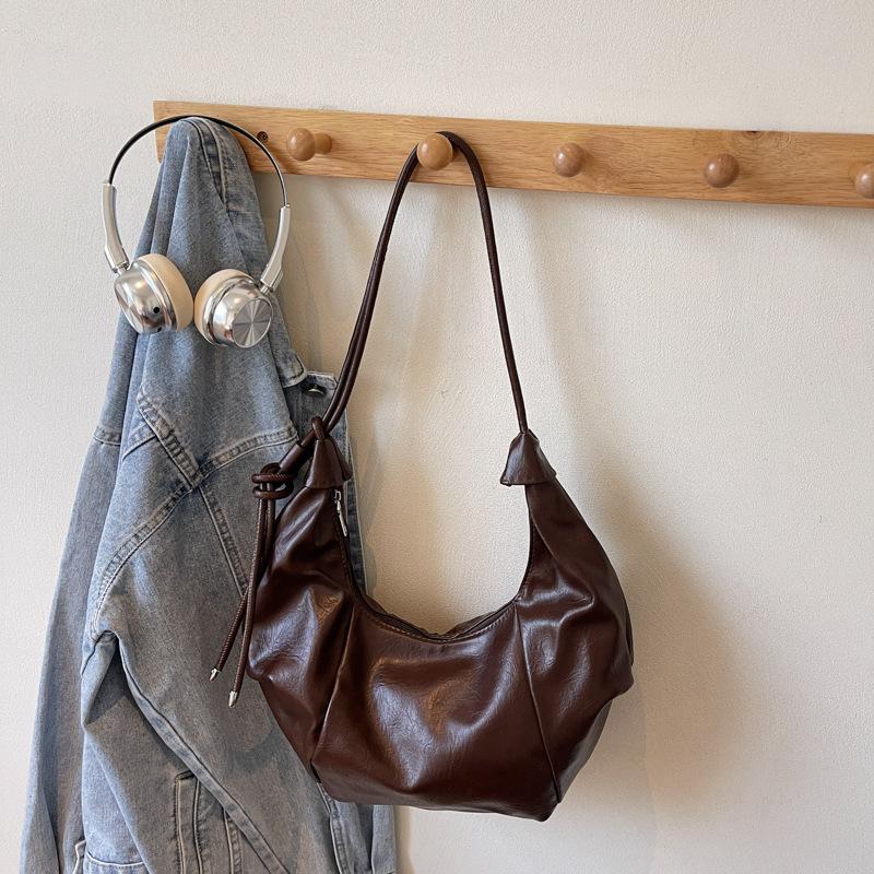 Commuting large-capacity soft leather dumpling bag women's winter new fashionable high-value messenger bag women