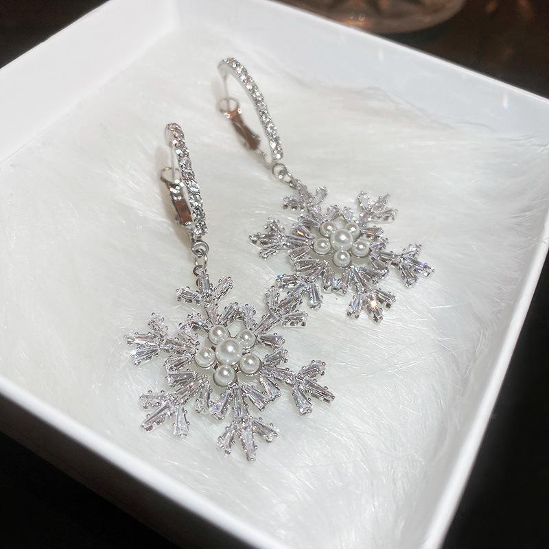 A Pair of Elegant Christmas and New Year Zircon Snowflake Imitation Earrings, Suitable for Women and Girls, Festive Celebration Party Banquet Jewelry