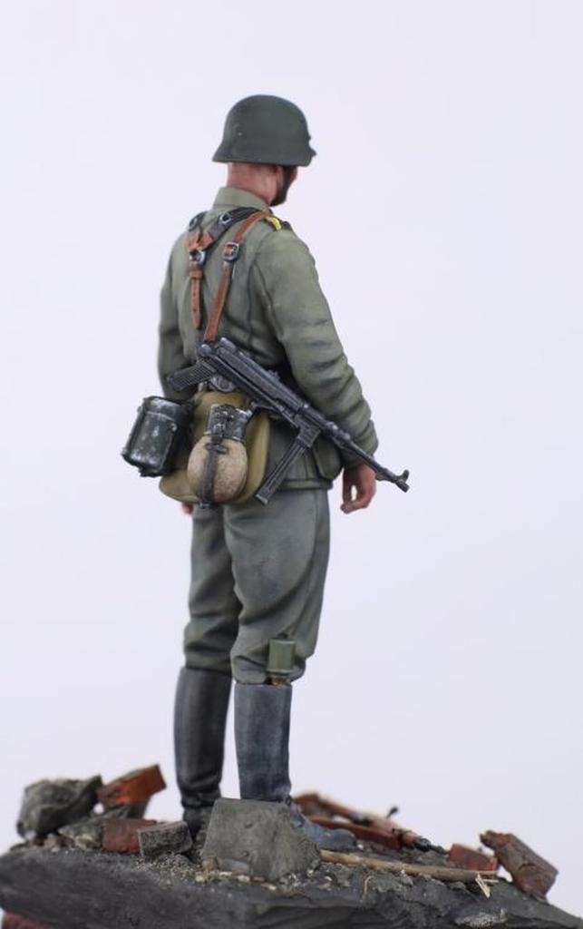 The Body 1/35 WWII 22nd SS Volunteer Cavalry Division Maria Theresa Soldier 2 Resin Kit TBO35230 (person)