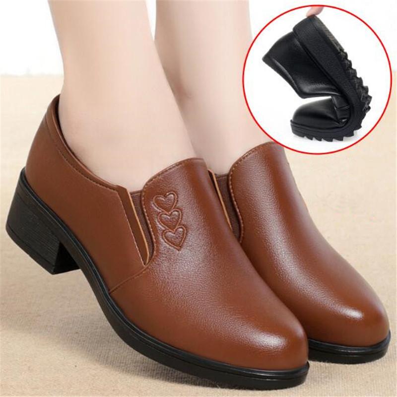 Весна Мягкая подошва Мамины танкетки Одинарная обувь Качественная кожа Нескользящая Повседневный комфорт Дамские туфли на плоской подошве для женщин среднего возраста Женская обувь