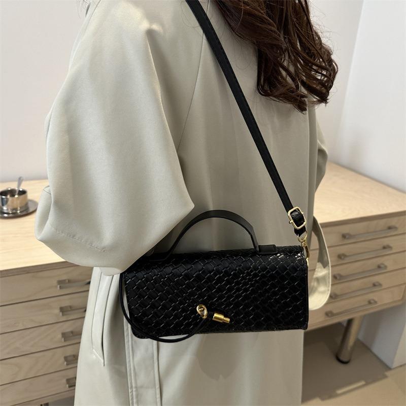 Spring and Summer New Woven Soft Leather Dinner Bag Medieval Baguette Bag Organ Bag Horizontal Portable Messenger Bag Women