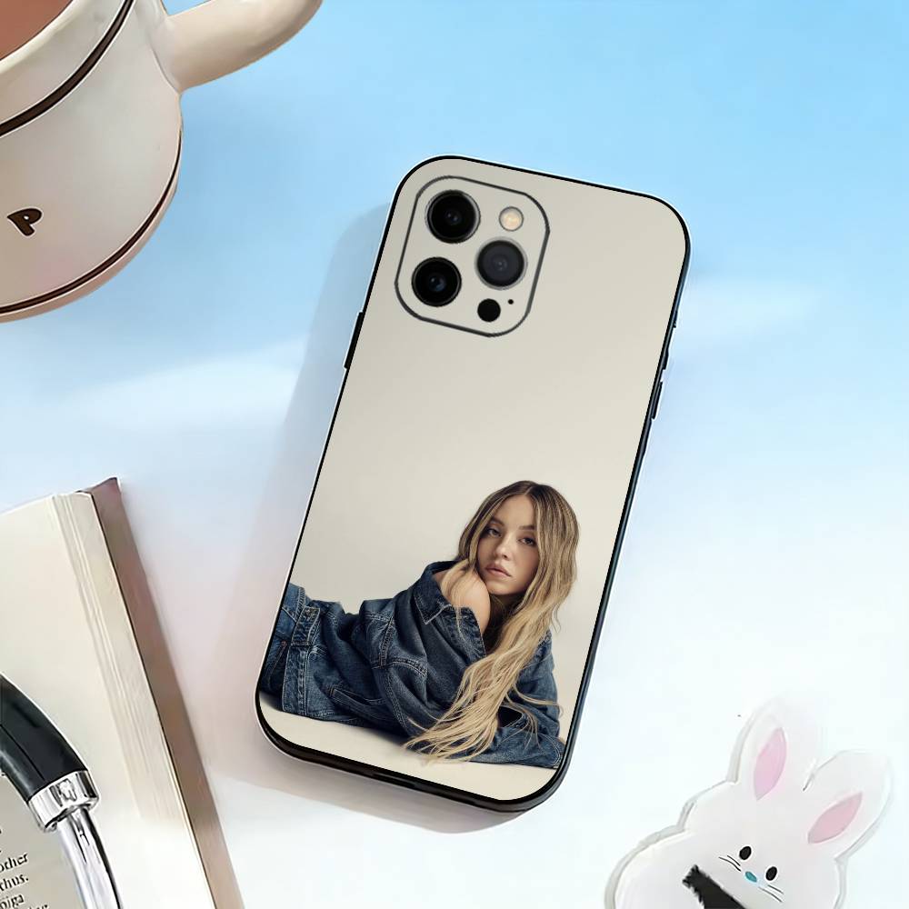 Чехол для телефона S-Sydney S-Sweeney для iPhone 17,16,15,14,13,12,11 Plus,Pro Max,XS, Мягкий силиконовый черный чехол