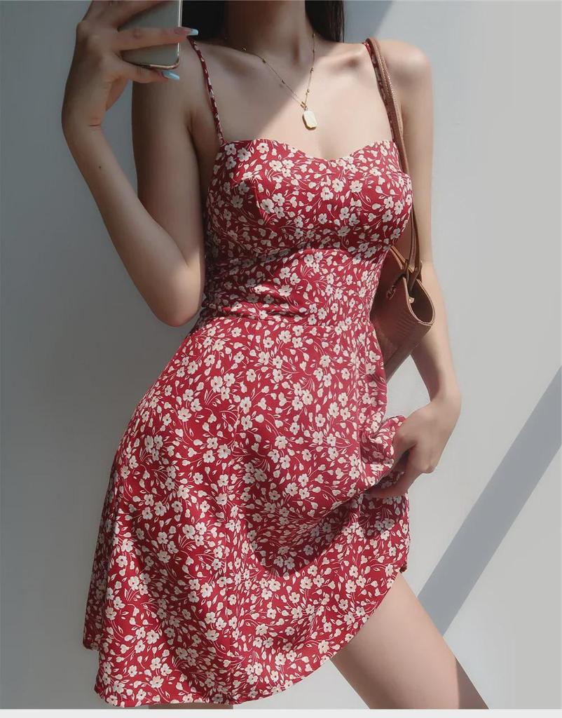Платье на бретельках с красным цветочным узором и V-образным вырезом в стиле французского ретро