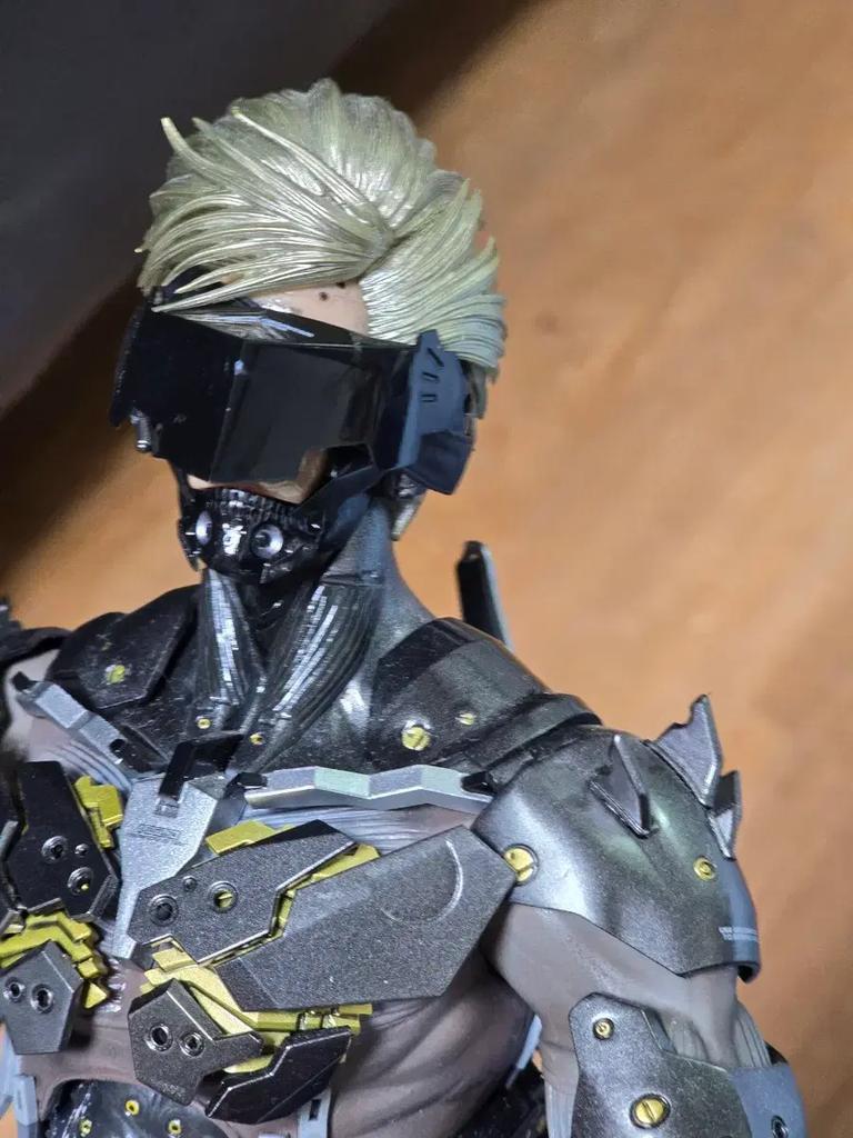 Hot Toys Metal Gear Raiden Figure Used