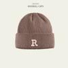 Шапки для женской осени и зимы Новая теплая вязаная шапка Корейская версия Универсальная шерстяная шапка с буквой R Шапка на голову для пары Мужской тренд