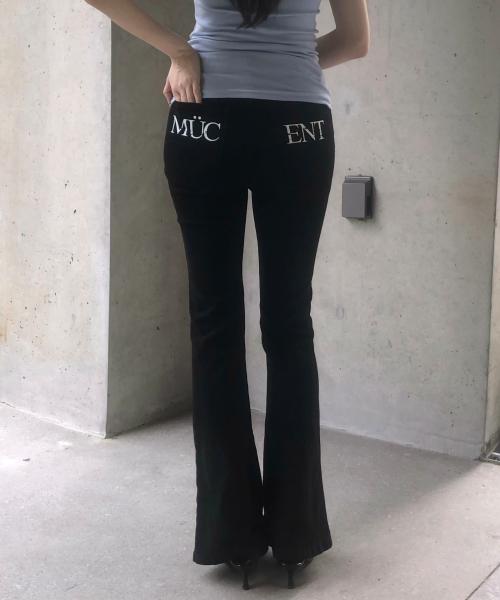 MUCENT Lacsen Crack Back Lettering Bootcut Pants