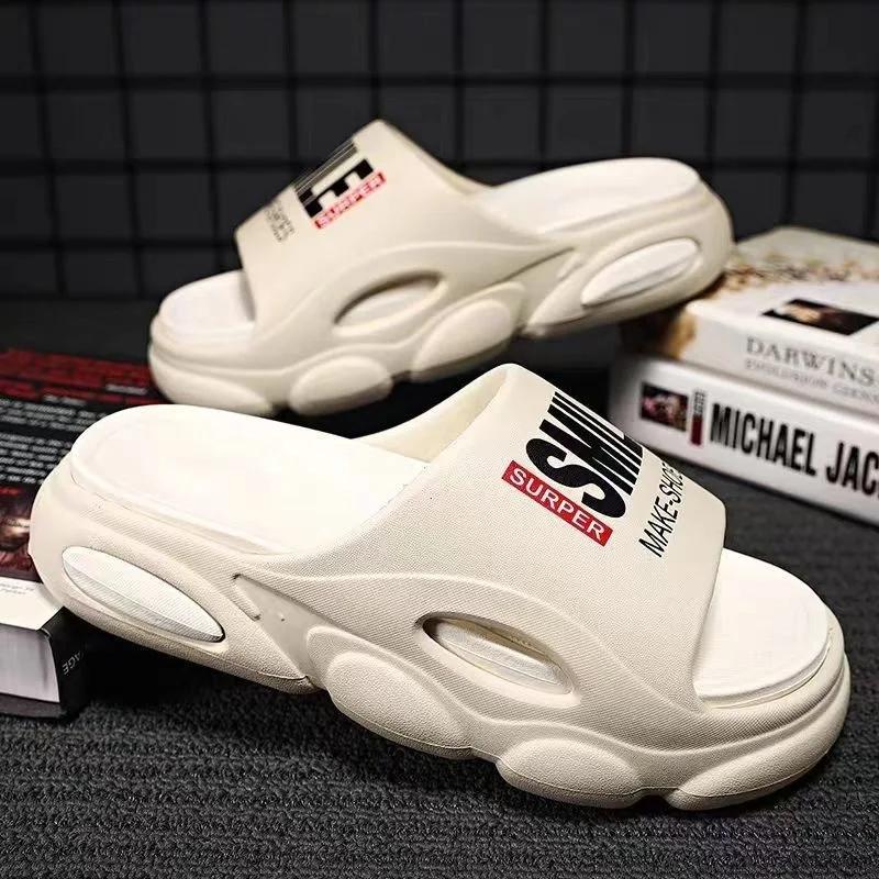 Закажите на размер больше мужские летние пляжные шлепанцы на толстой подошве для ванной комнаты, нескользящие тапочки, мягкие сандалии, простые, ультралегкие туфли с буквами, мужские тапочки