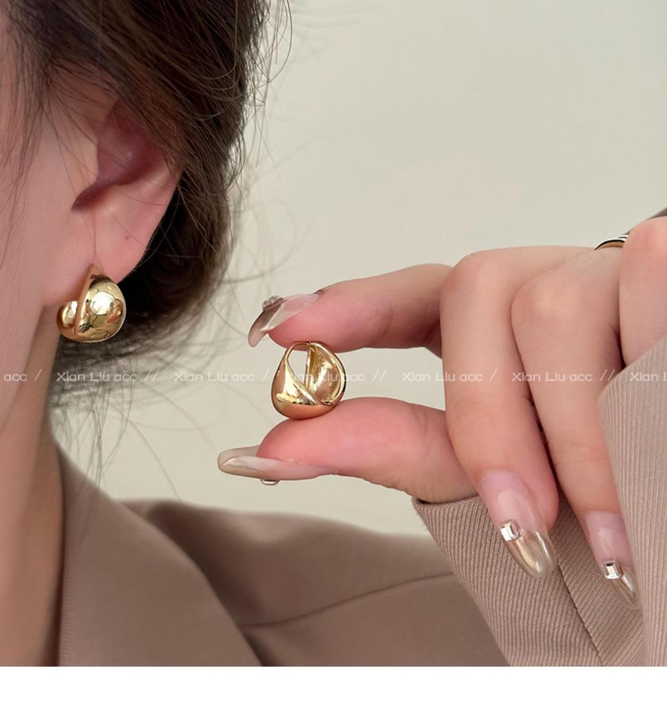 Минималистичные ретро-серьги в холодном стиле: Высококачественные, уникальные, универсальные ушные клипсы с уникальным дизайном и неподвластным времени характером.