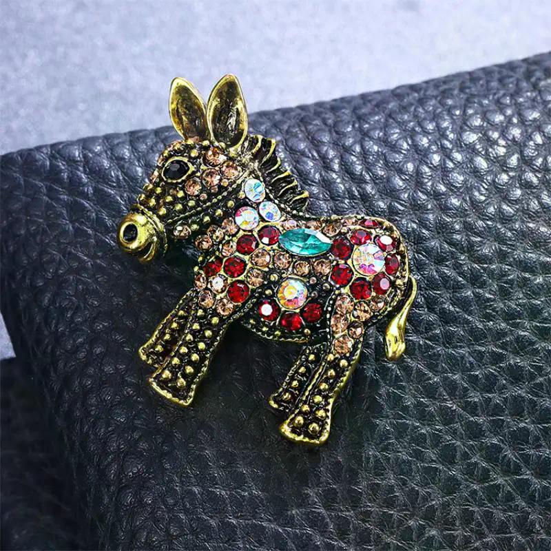 Брошь-лошадь со стразами, Унисекс эмалированная булавка-животное, Идеально для женских офисных вечеринок, Модные аксессуары и подарки