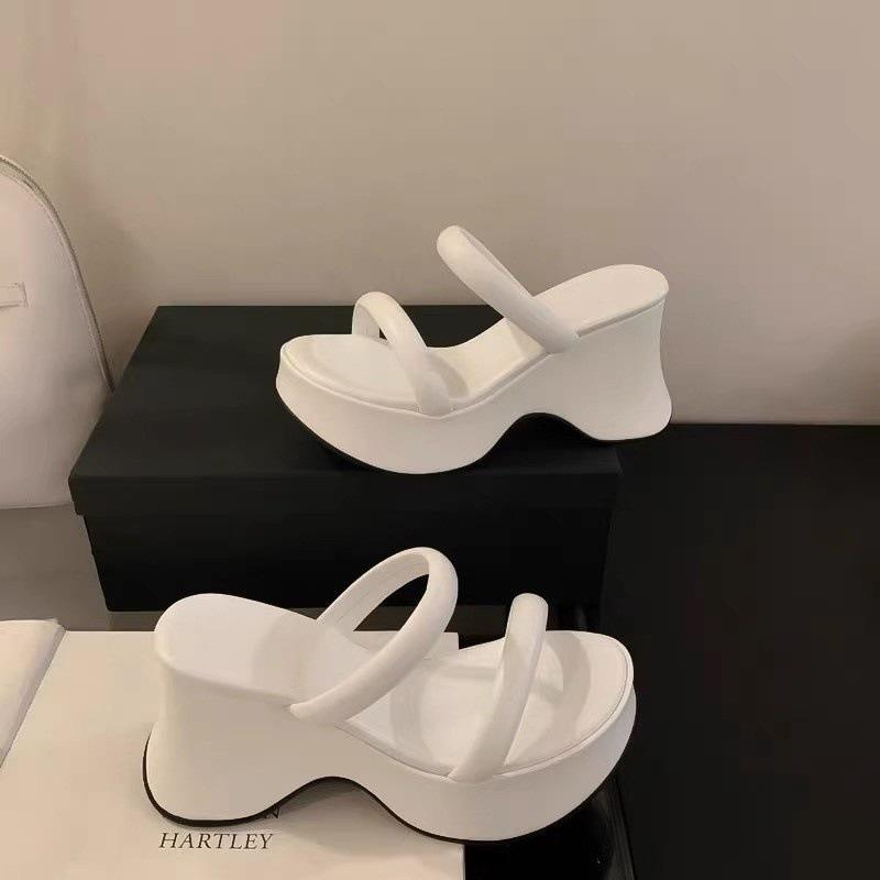 Крутые шлепанцы на толстой подошве и танкетке для женщин, для высококлассной носки, лето 2025, новинка, универсальные босоножки на высоком каблуке с ремешком через подъем