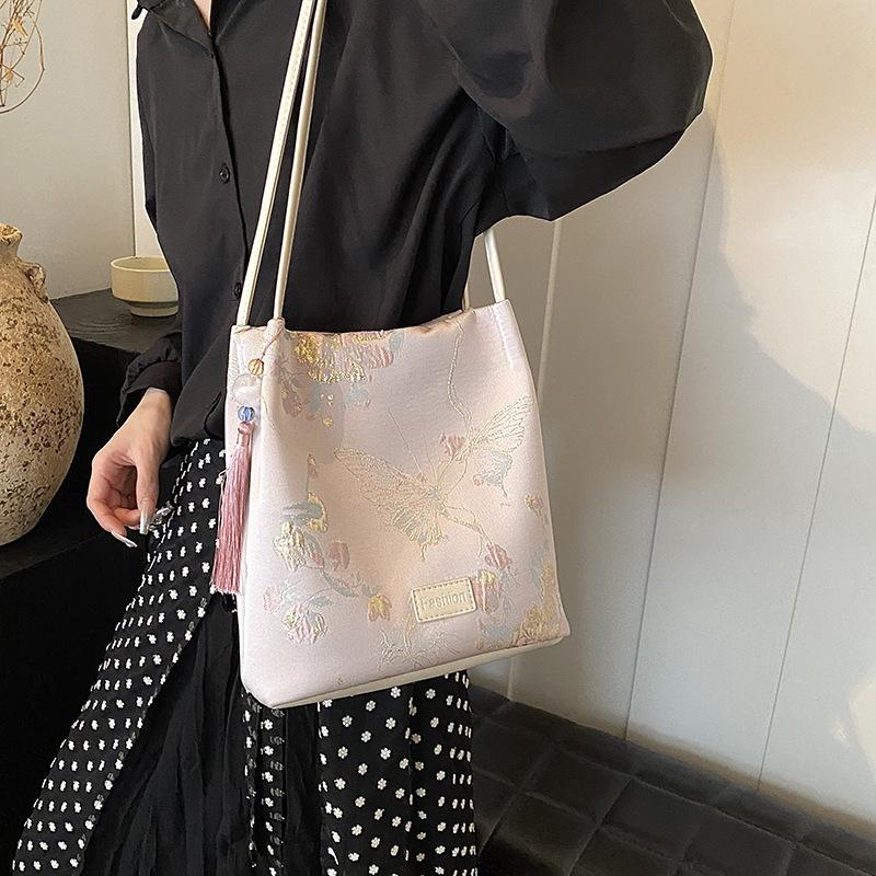 Новый китайский стиль, иностранный стиль, большая вместимость, сумка под мышкой, женская новая модная сумка-ведро для поездок на работу и обратно 2024 года