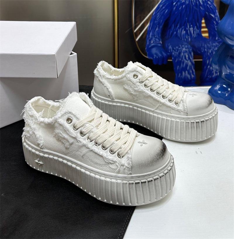 Летние парусиновые кроссовки на шнуровке 2024 года — толстая подошва, вышивка, винтажный студенческий стиль
