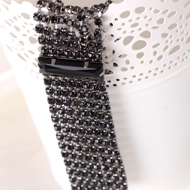 Блестящий широкий браслет с чёрными кристаллами