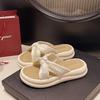 Крутые тапочки женские летние 2025 новые на толстой подошве повседневные сандалии с жемчугом модные универсальные в китайском стиле шлепанцы
