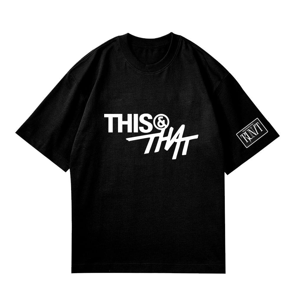 Графическая футболка Stray Kids "THIS & THAT", Смелая типографика на передней части с биркой RUNVT на рукаве, Оверсайз унисекс K-Pop уличная одежда, Мерч для фанатов