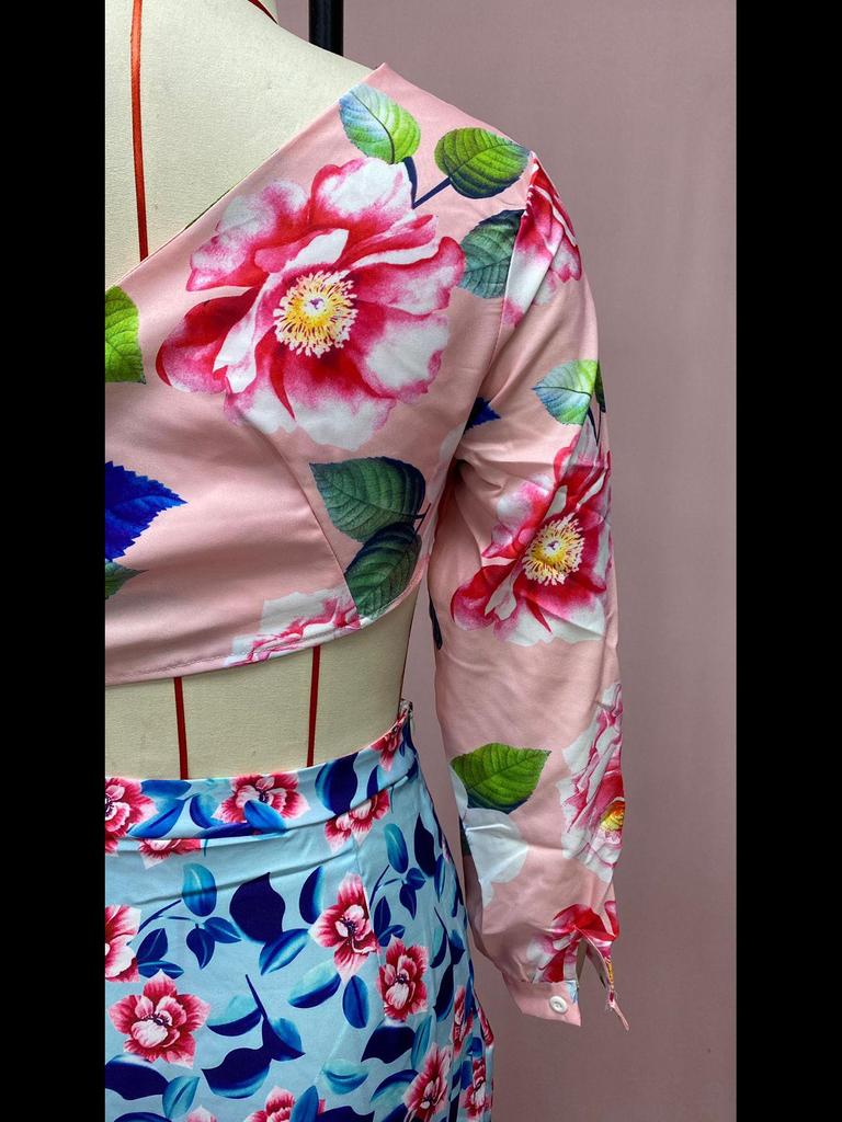 Асимметричное платье-труба с одним рукавом и принтом, с отстрочкой на талии