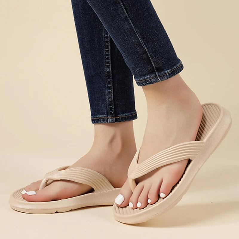 Модные легкие пляжные шлепанцы из ЭВА для женщин Лето 2025 Мягкая подошва Вьетнамки с перемычкой между пальцами Женские комфортные Нескользящие тапочки для ванной