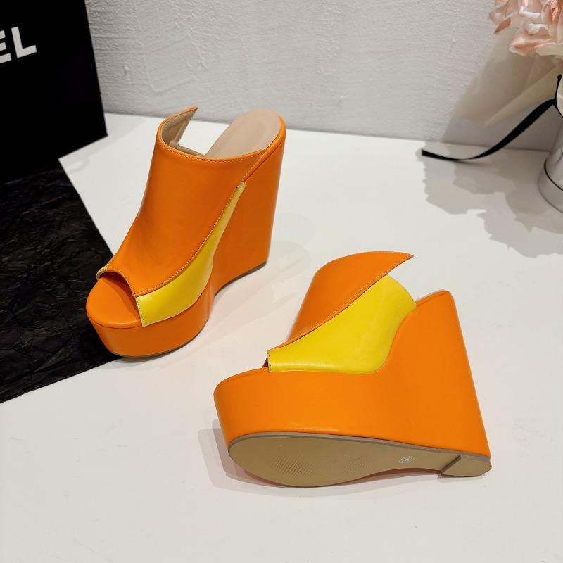 Модные шлепанцы с рыбьим носком, толстой подошвой и клиновидным каблуком, разноцветные, для улицы, женские, летние, водонепроницаемые, настольные, модные сандалии на губчатой подошве