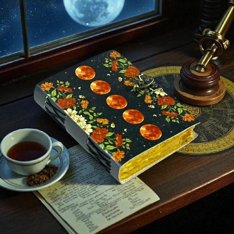 Большой кожаный гримуар-дневник: Книга заклинаний с изображением луны, пустая книга теней.