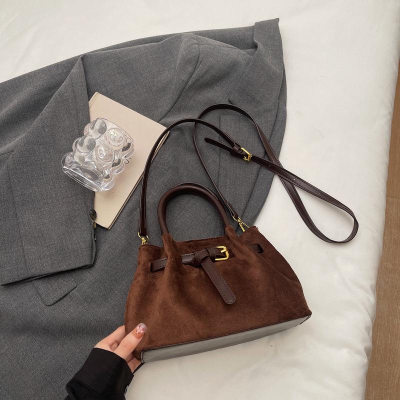 Замшевая сумка женская осень и зима 2025 новый нишевый дизайн ретро сумка через плечо сумка-мессенджер плиссированная портативная сумка-ведро