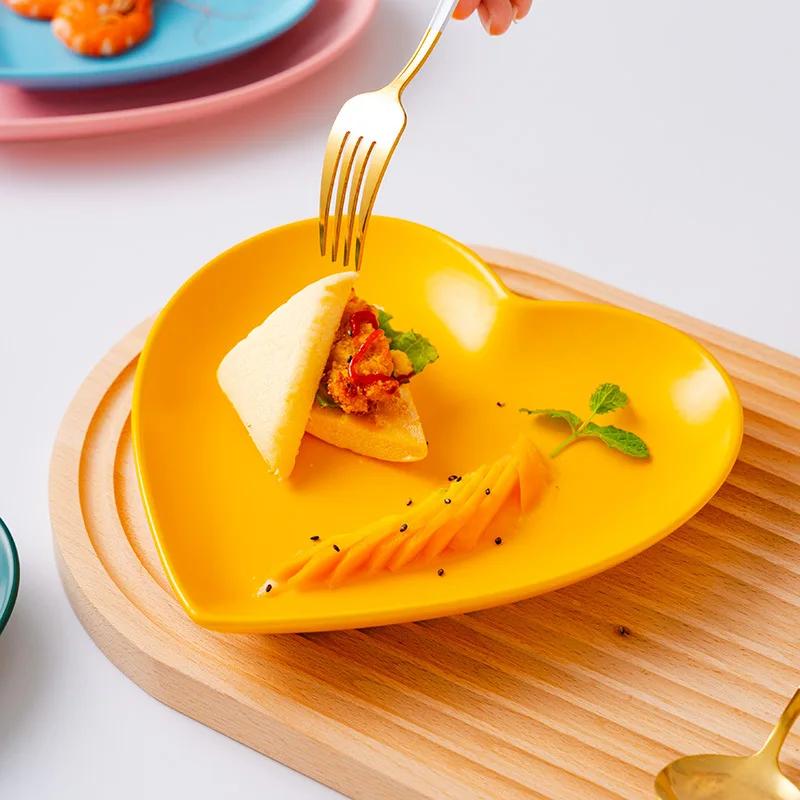 Creative Color Heart 6/8 Inch Ceramic Plate Irregular Ceramic Baking Plate Dinner Salad Dessert Plates Tableware Cooking Dishes