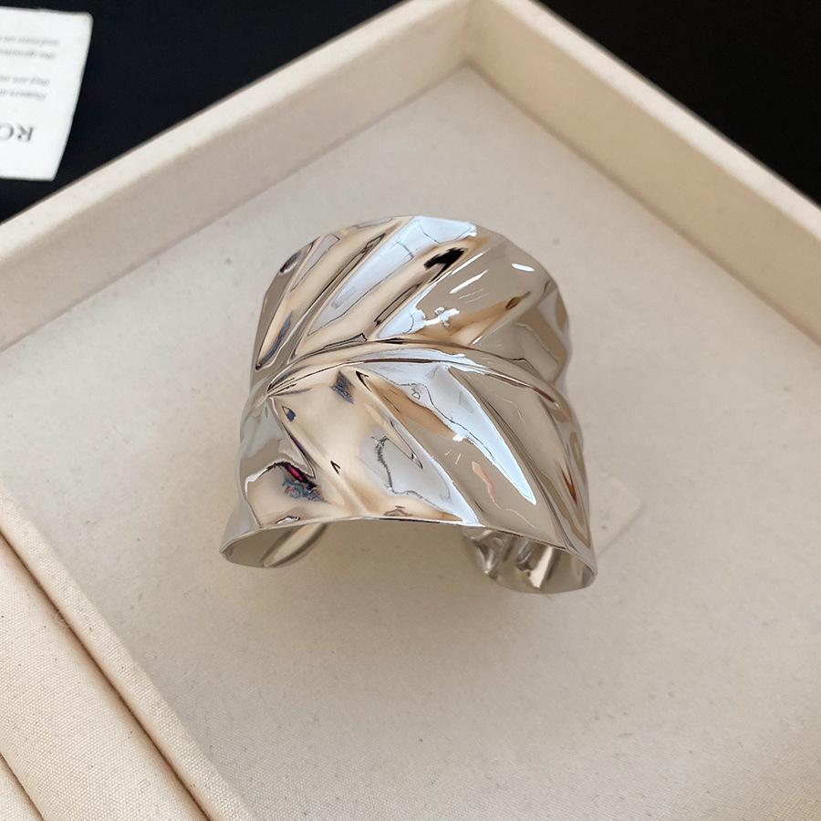 Металлический браслет-манжета с неровной волнистой текстурой: Универсальные модные украшения для женщин