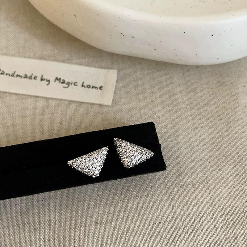 High-end full diamond three-dimensional triangular stud earrings women's light luxury retro elegance fashion temperament versatile earrings earrings