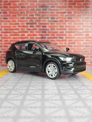 1:32-й металлический модельный автомобиль Volvo XC40, ornaments, двери с обеих сторон, которые можно открыть, имеет функции имитации звука и освещения