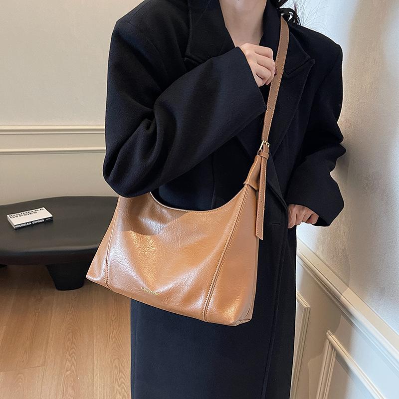 Large Capacity Bag Women'S Fashion Retro Chain Shoulder Messenger Bag Texture Commuter Women Tote Bag