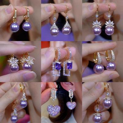 Пурпурные серьги-пусеты с жемчугом и стразами