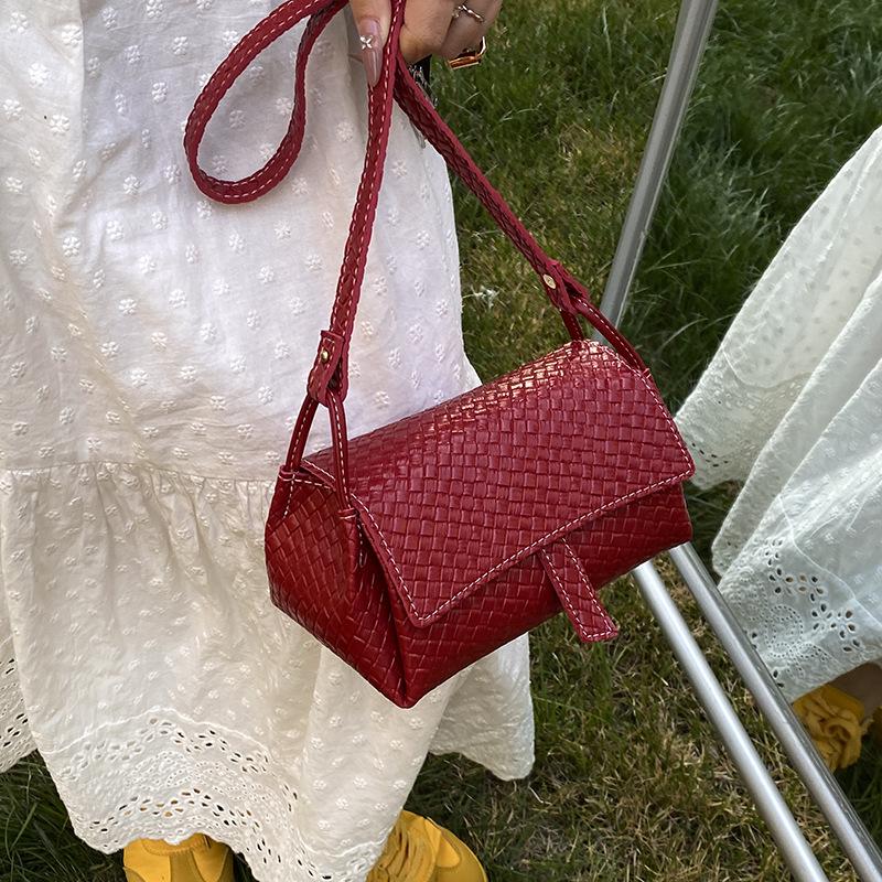 Niche Texture Underarm Small Bag Women's 2025 New Simple Woven Pattern Pillow Bag Versatile Shoulder Messenger Bag