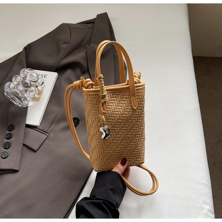 Korean Niche Texture Fashionable Portable Commuter Bag Women's 2025 Summer New Foreign Style Woven Messenger Mobile Phone Bag