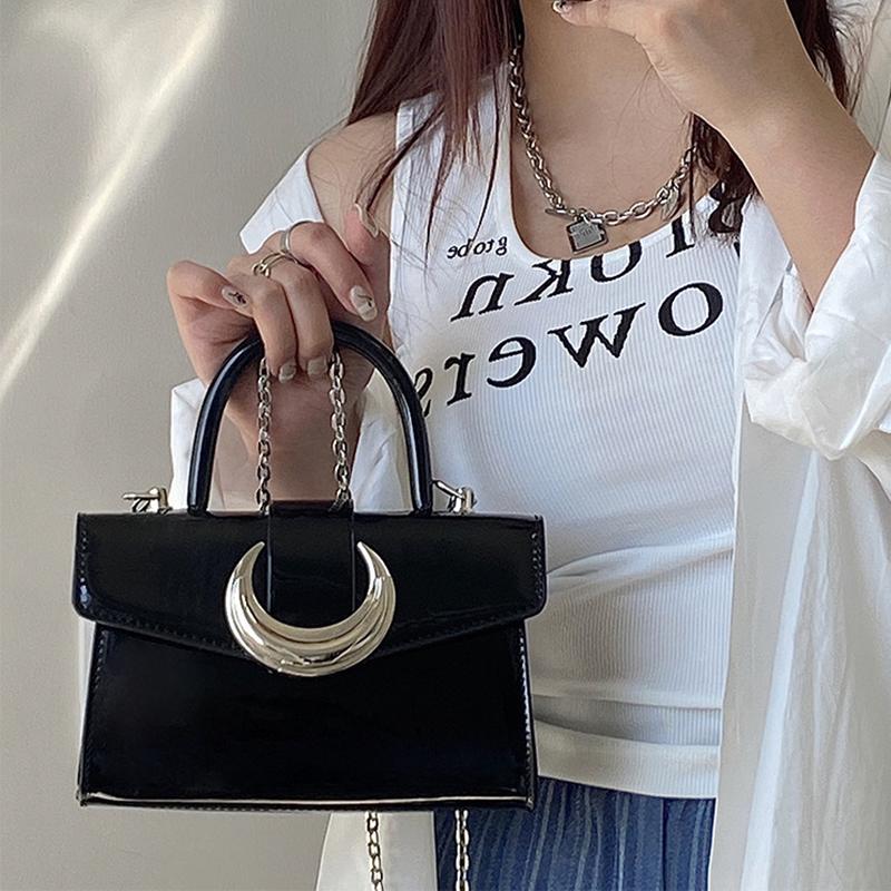 Чувство роскоши Женская маленькая квадратная сумка через плечо с замком-полумесяцем Модная лакированная кожа Однотонная Универсальная ручная сумка-кроссбоди с цепочкой CLE