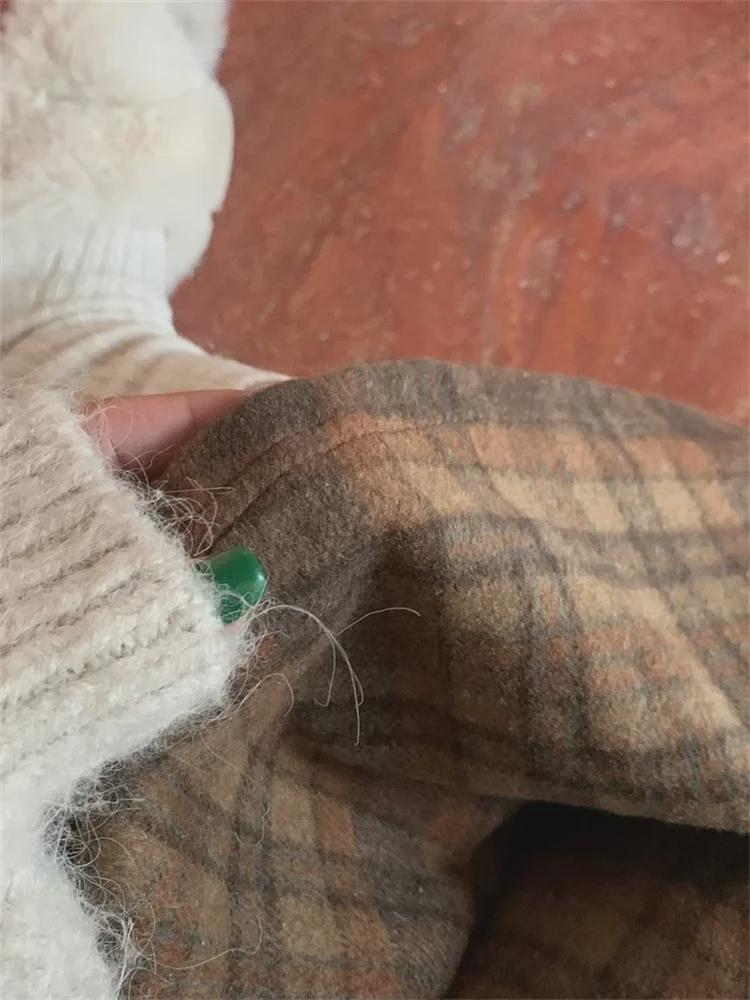 Женская коричневая клетчатая юбка А-силуэта средней длины с высокой талией и плиссировкой на осень и зиму