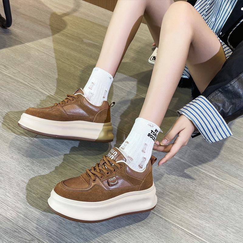 Кожаные ретро маленькие белые туфли женские осенние новые универсальные на толстой подошве увеличивающие рост повседневные туфли кроссовки маффины кеды для скейтборда