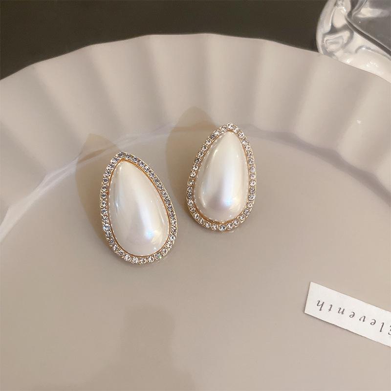 Silver needle light luxury Spice Girl pearl stud earrings temperament retro super flash earrings women's fashion high sense personalized earrings