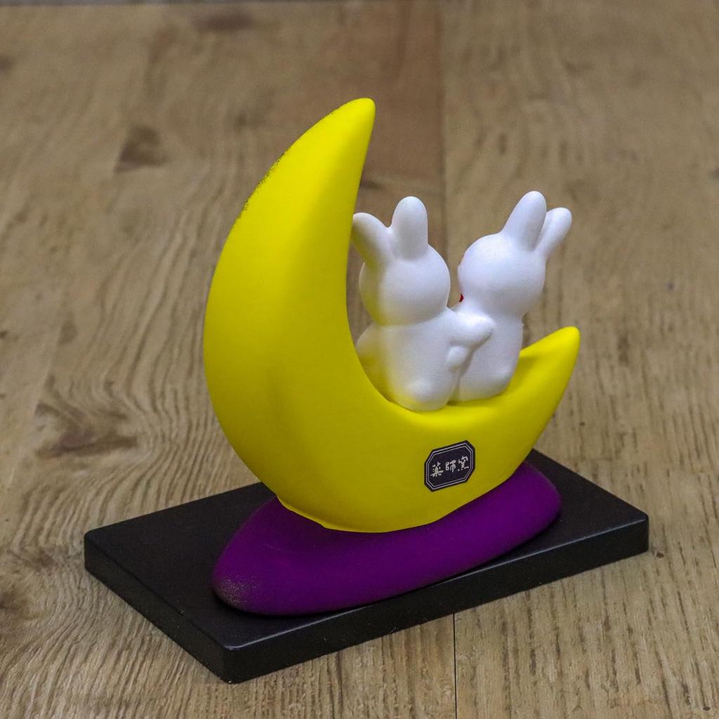 Yakushi Kiln Rabbit Figurine, Nishikisai Design, Fortune Moon Rabbit (Manpuku) (with Crystal Glass)