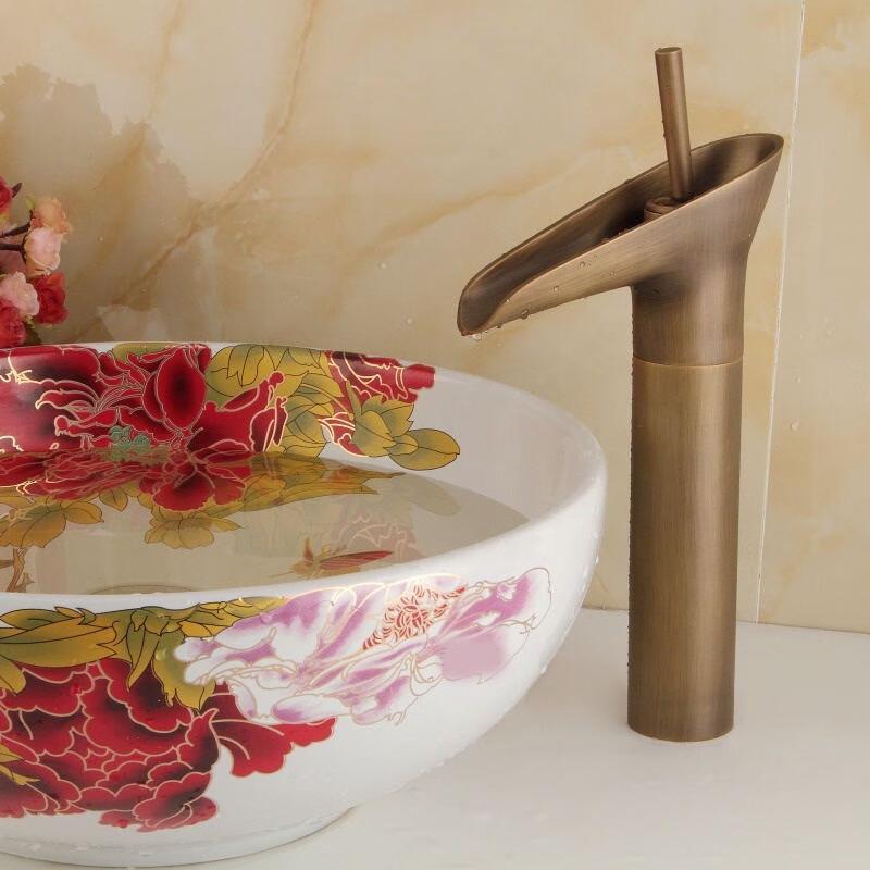 Старинный однорычажный медный смеситель для раковины