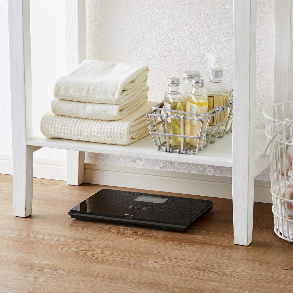 TANITA Весы, которые могут измерять вес вещей, которые вы держите в руках, HD-665-BK